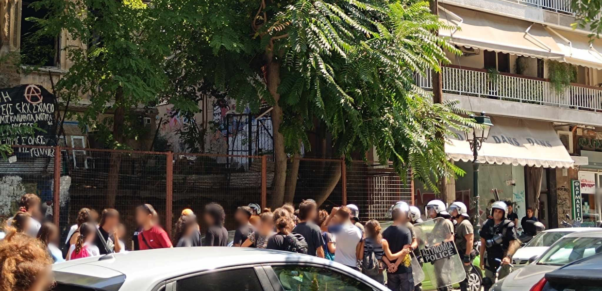 Άνθρωποι έξω από την κατάληψη Libertaria