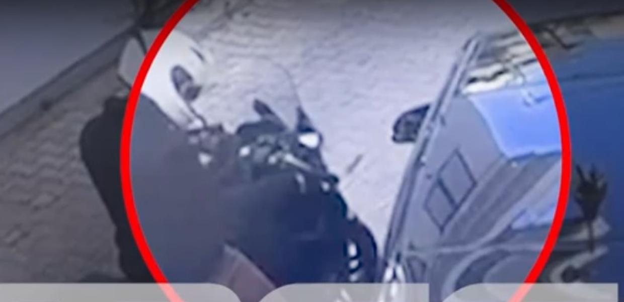 Ο εκτελεστής στη μηχανή τη στιγμή που πυροβολεί τον 54χρονο τοπογράφο
