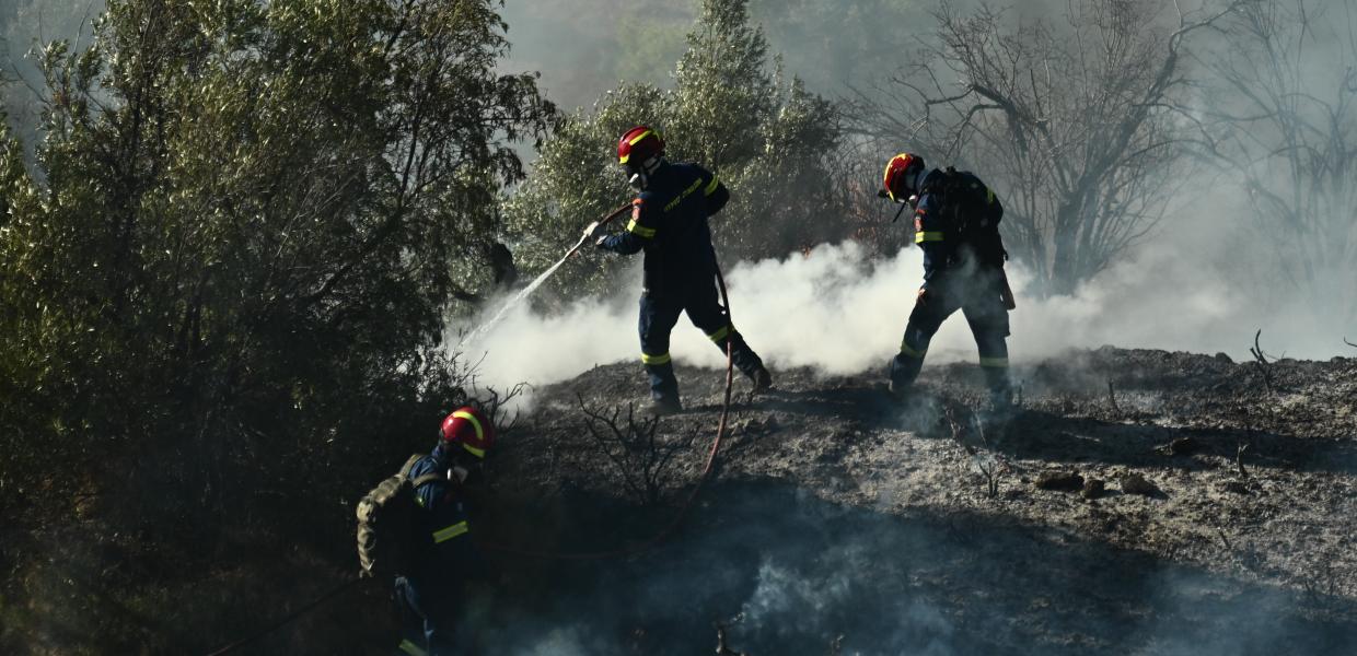 Πυροσβέστες σε κατάσβεση πυρκαγιάς