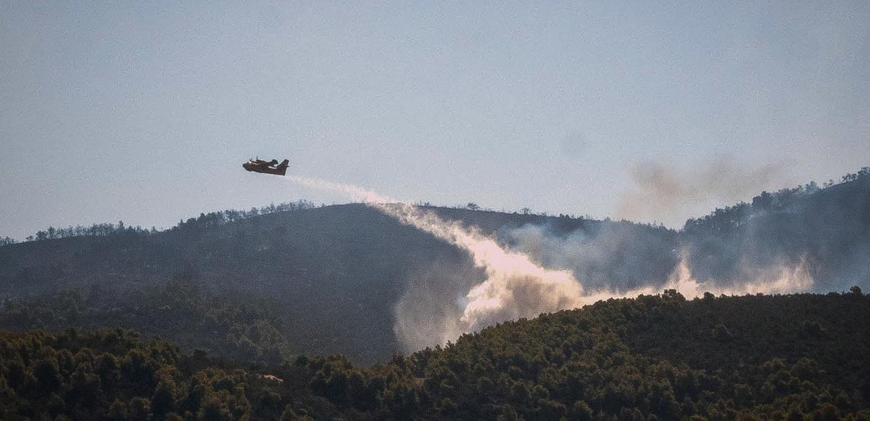 Πυροσβεστικό αεροπλάνο πραγματοποιεί ρίψεις 