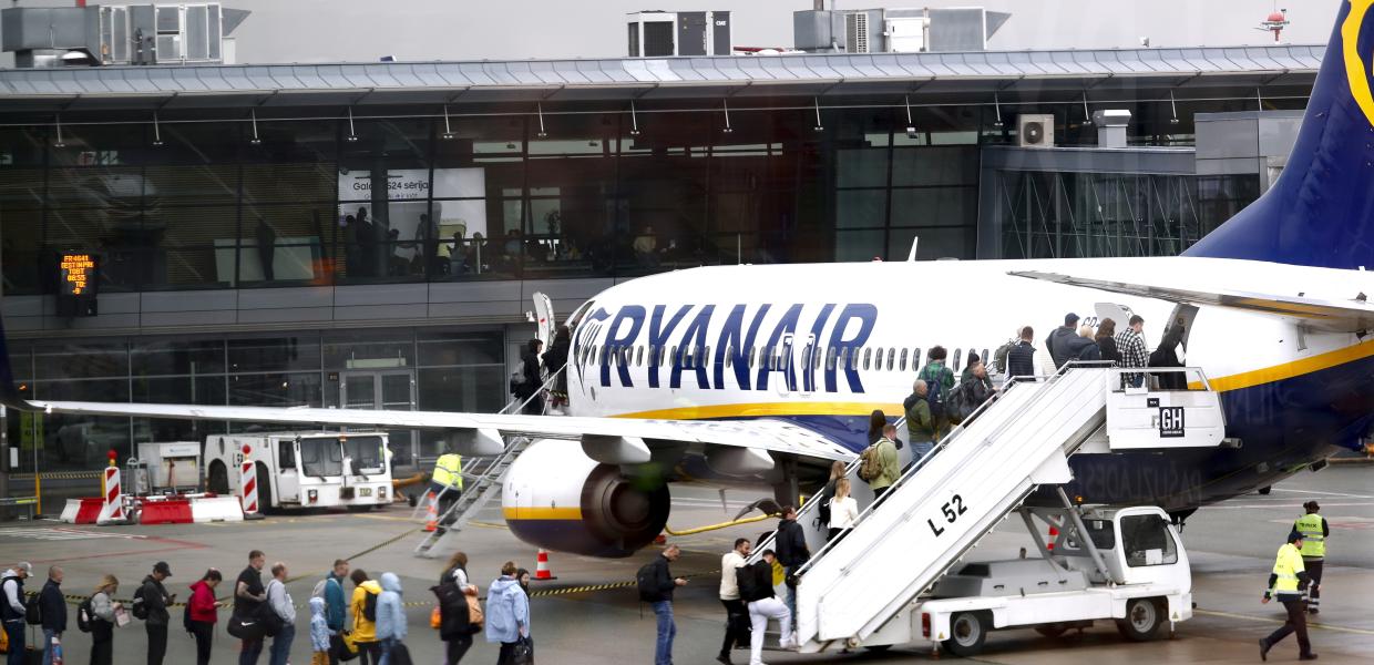 Επιβάτες επιβιβάζονται σε αεροπλάνο της ομάδας Ryanair στο αεροδρόμιο της Ρίγας