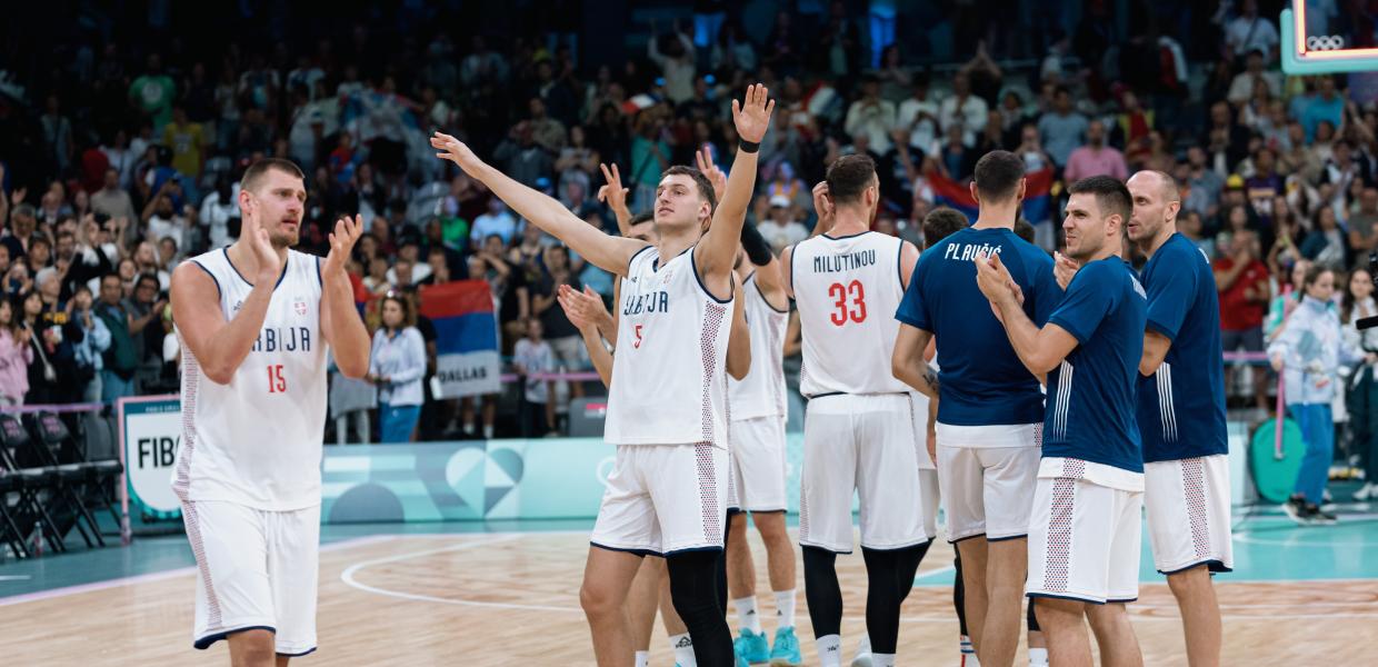 Παίκτες της Σερβίας πανηγυρίζουν