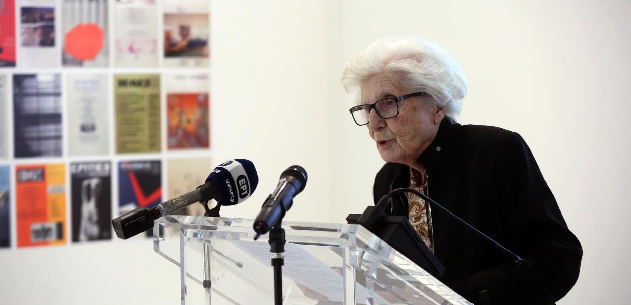 Η Τζούλια Δημακοπούλου, ιδρυτικό μέλος του ΙΣΕΤ, μιλά κατά τη διάρκεια της παρουσίασης της δωρεάς του Ινστιτούτου Σύγχρονης Ελληνικής Τέχνης (ΙΣΕΤ) στην Εθνική Πινακοθήκη