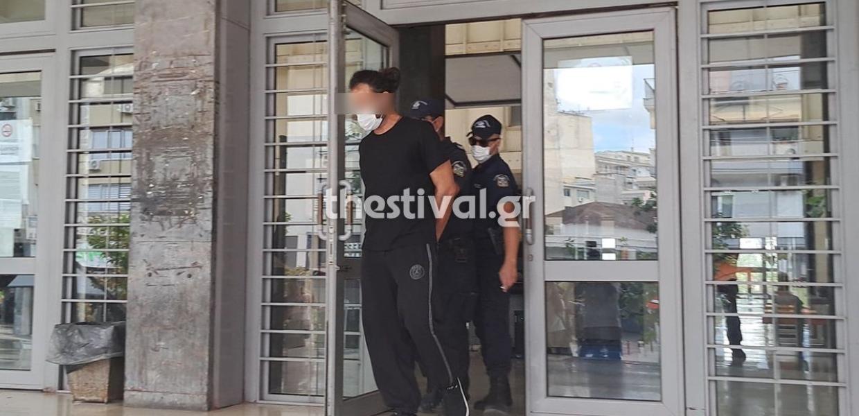 Ο 46χρονος οδηγός βγαίνει συνοδεία αστυνομικών από τα δικαστήρια Θεσσαλονίκης