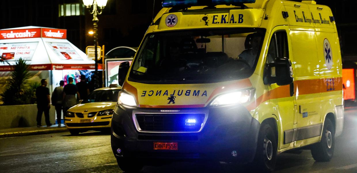 Ασθενοφόρο του ΕΚΑΒ κινείται στο δρόμο, τη νύχτα
