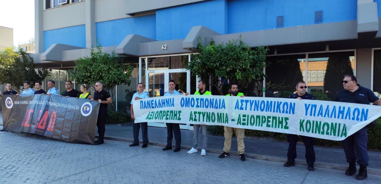 Αστυνομικοί έξω από τα γραφεία της ΝΔ