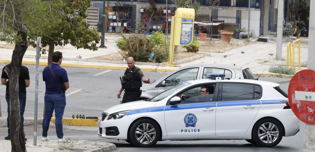 Αστυνομικοί και περιπολικό στο Κερατσίνι