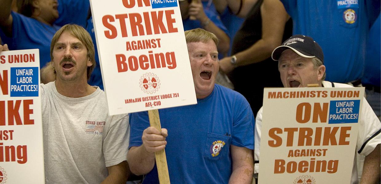 Η αμερικανική εταιρεία αεροναυπηγικής Boeing, η οποία από την Παρασκευή είναι αντιμέτωπη με μια μεγάλη απεργία που έχει παραλύσει την παραγωγή των αεροσκαφών 737 MAX kai 777, ανακοίνωσε ότι λαμβάνει μέτρα για να διαφυλάξει τη ρευστότητά της.