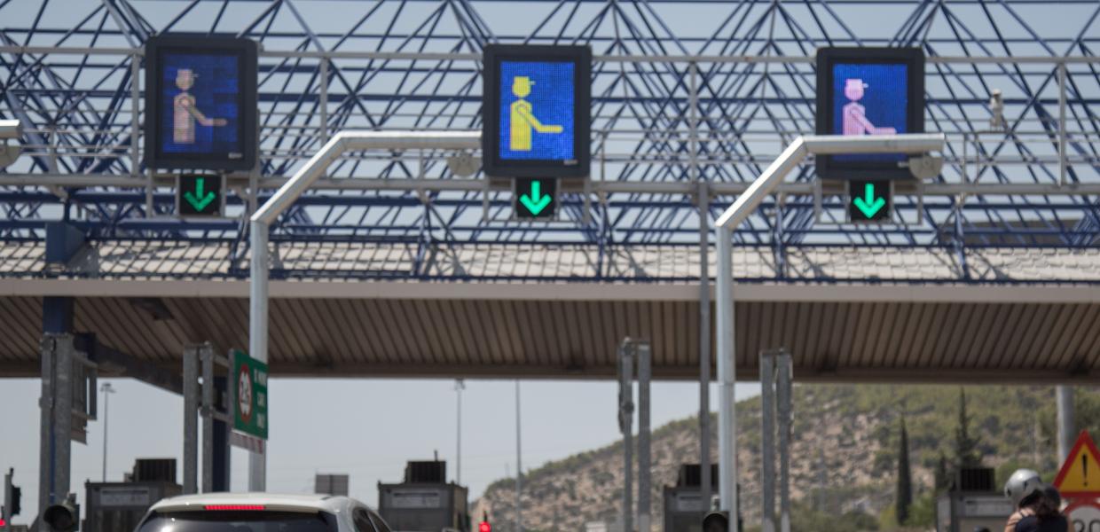 Οχήματα περνούν από τα διόδια στην Αττική Οδό