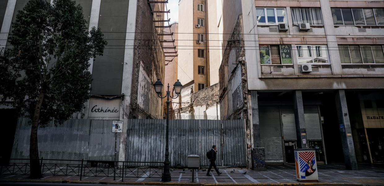 Άποψη του κέντρου της Αθήνας με κλειστά καταστήματα