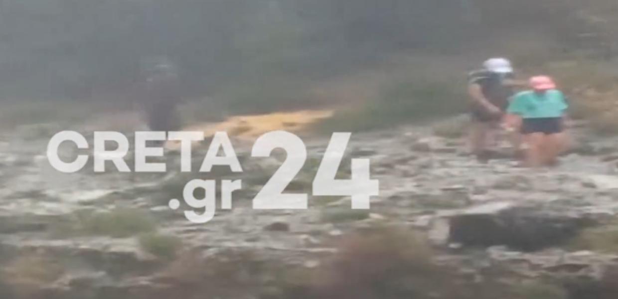 Άνθρωποι περπατούν στη βροχή