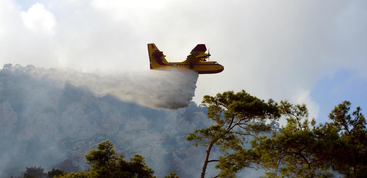 Αεροσκάφος της Πυροσβεστικής πραγματοποιεί κατάσβεση