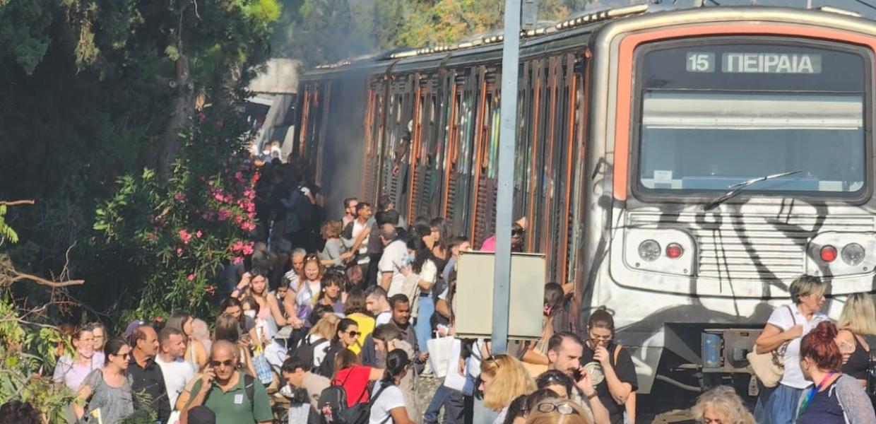 Κόσμος βγαίνει από τρένου του ΗΣΑΠ μετά από φωτιά