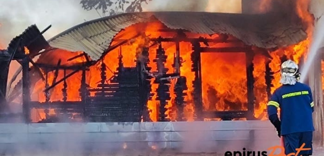 Πυροσβέστης σβήνει φωτιά