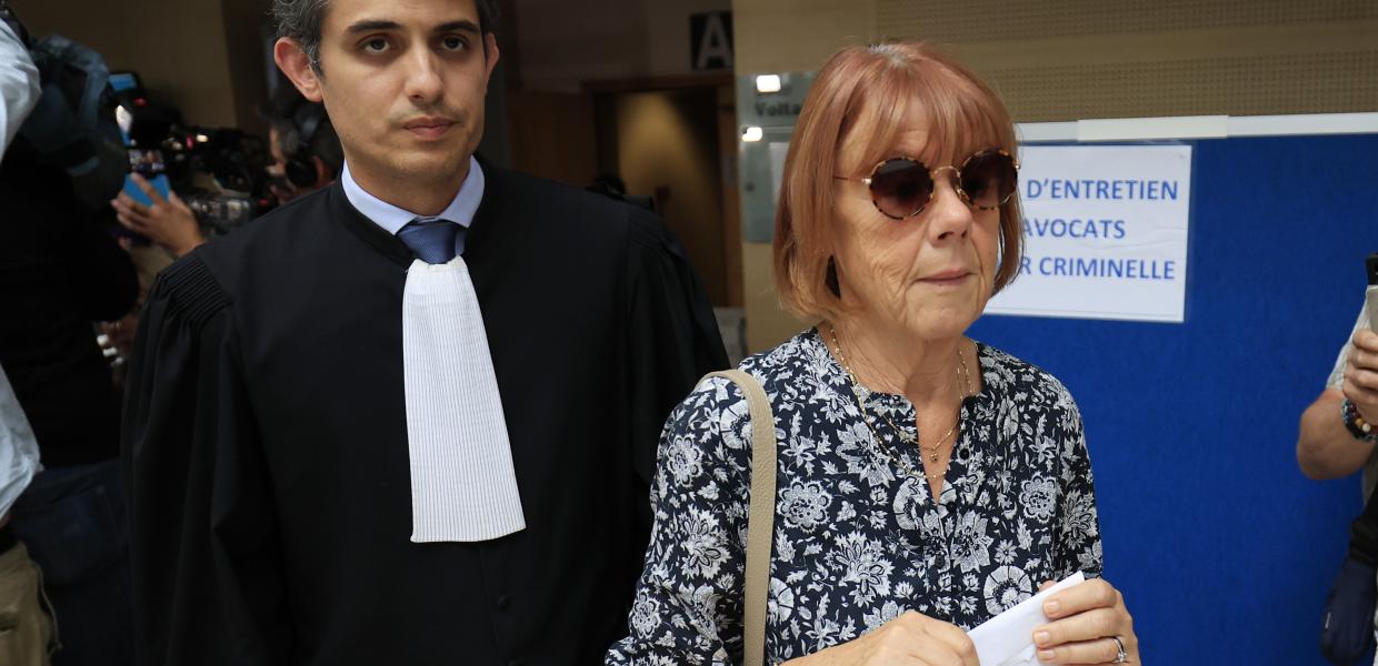 Η Gisele Pelicot συνοδευόμενη από τον δικηγόρο της Stephane Babonneau αποχωρεί από το ποινικό δικαστήριο στην Αβινιόν, στη νότια Γαλλία