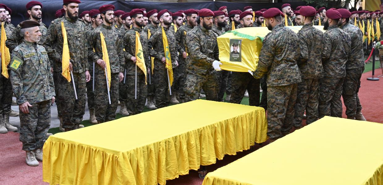 Οι μαχητές της Χεζμπολάχ μεταφέρουν το φέρετρο του διοικητή της Χεζμπολάχ Ιμπραήμ Ακίλ, ο οποίος πέθανε σε ισραηλινό χτύπημα στις 20 Σεπτεμβρίου