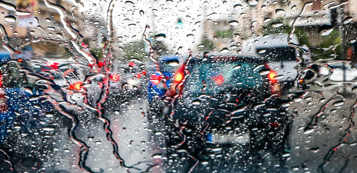 Βροχερός καιρός πίσω από το τζάμι αυτοκινήτου