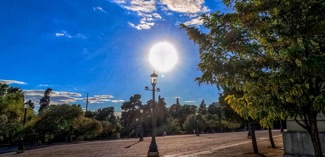Αίθριος καιρός με λίγα σύννεφα στο Ζάππειο