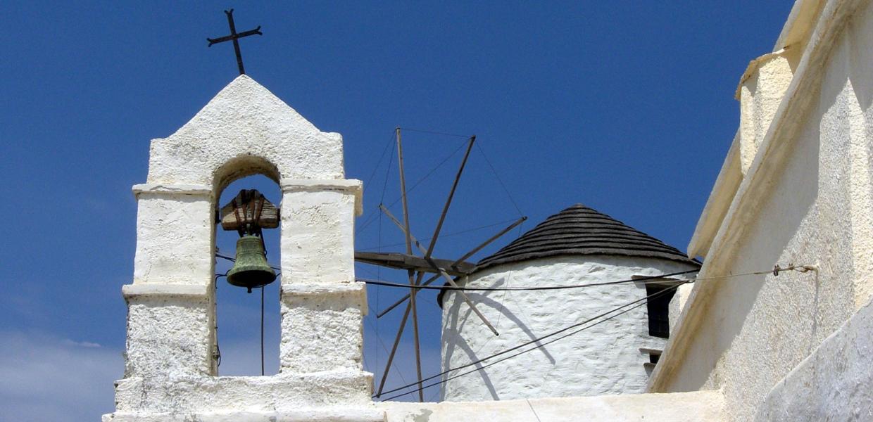 Καμπάνα δίπλα σε ανεμόμυλο