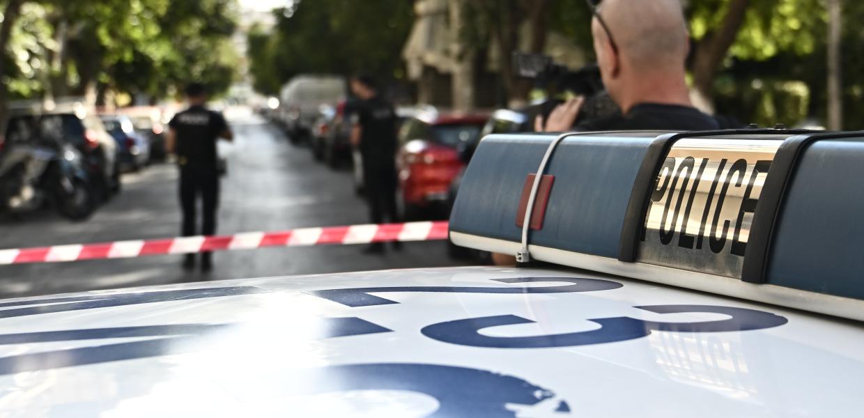 Πυροβολισμοί με έναν τραυματία, έξω από ψητοπωλείο στον Κολωνό
