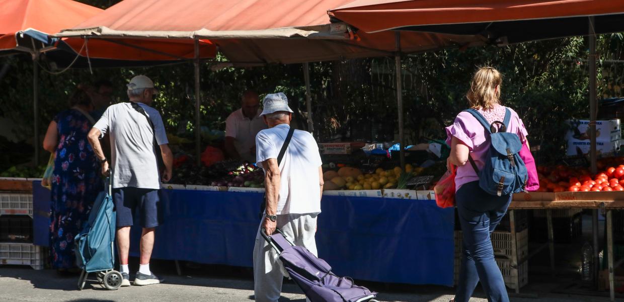 Κόσμος σε λαϊκή αγορά