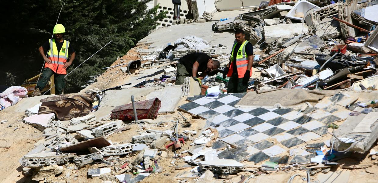 Διασώστες ψάχνουν σε συντρίμμια κτιρίων, σε περιοχή του Λιβάνου