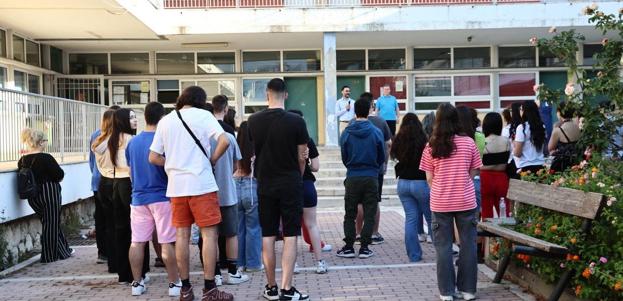 Μαθητές σε γυνάσιο κατά διάρκεια αγιασμού
