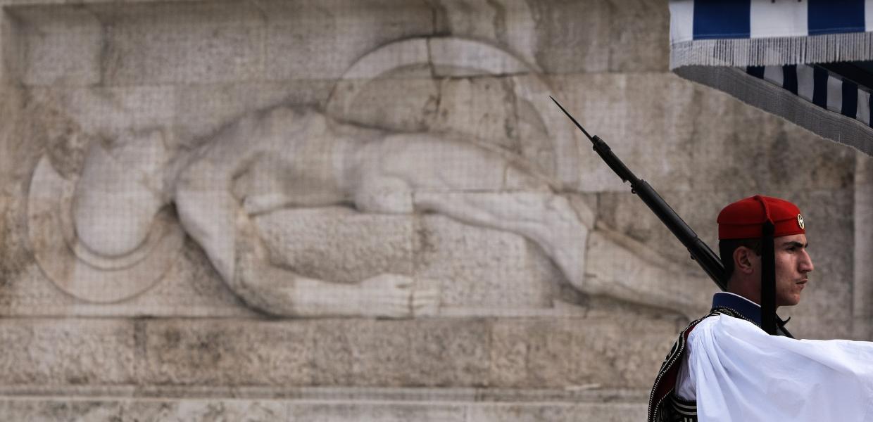 Εύζωνας στο μνημείο του Άγνωστου Στρατιώτη