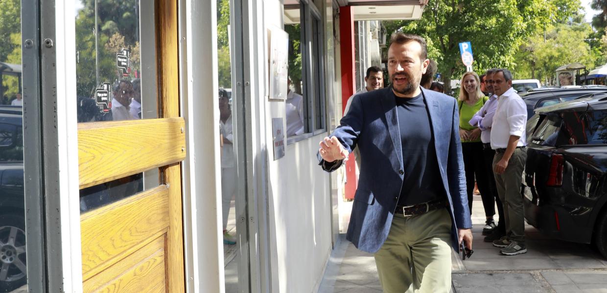 Ο Νίκος Παππάς έξω από τα γραφεία του ΣΥΡΙΖΑ - ΠΣ