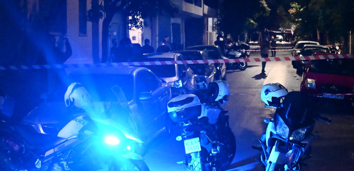 Μοτοσυκλέτες αστυνομικών στο σημείο που έπεσαν πυροβολισμοί στην Ομόνοια