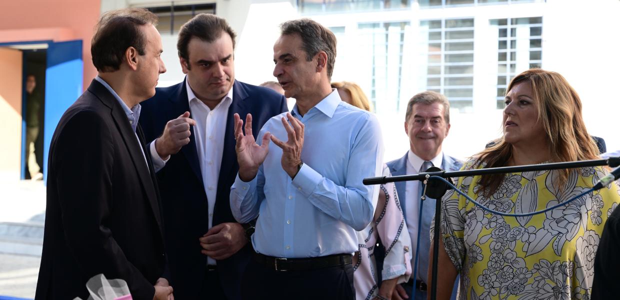 Κυριάκος Μητσοτάκης και Κυριάκος Πιερρακάκης σε σχολείο