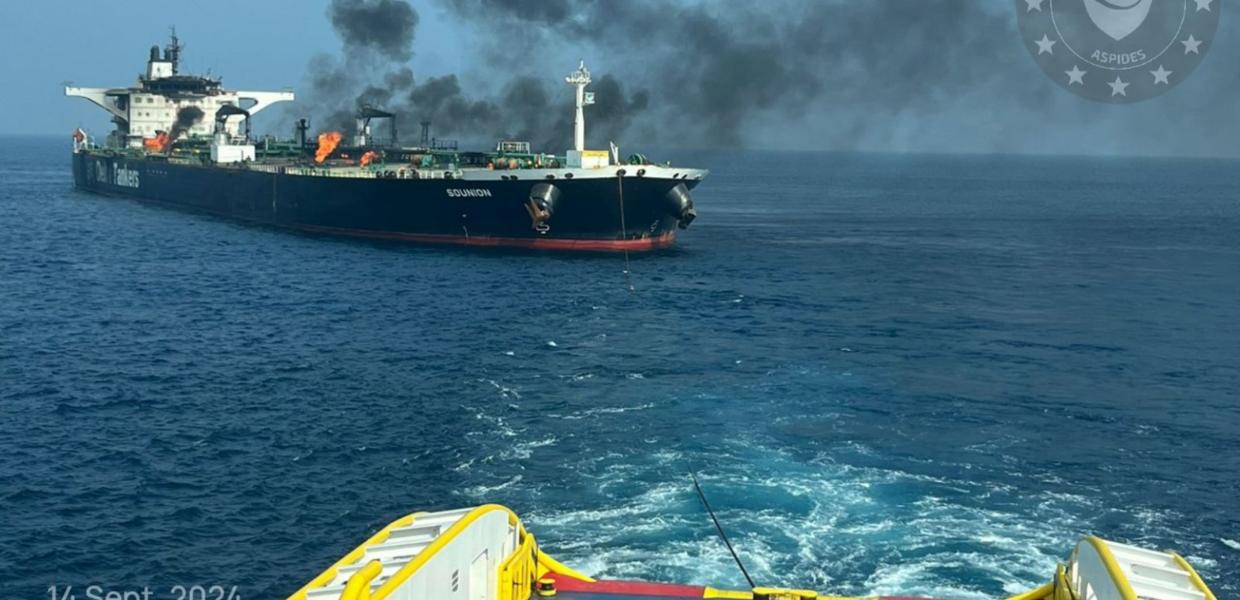Σε ασφαλές σημείο αγκυροβόλησης προς τα βόρεια της Ερυθράς Θάλασσας ρυμουλκείται το ελληνόκτητο τάνκερ Sounion