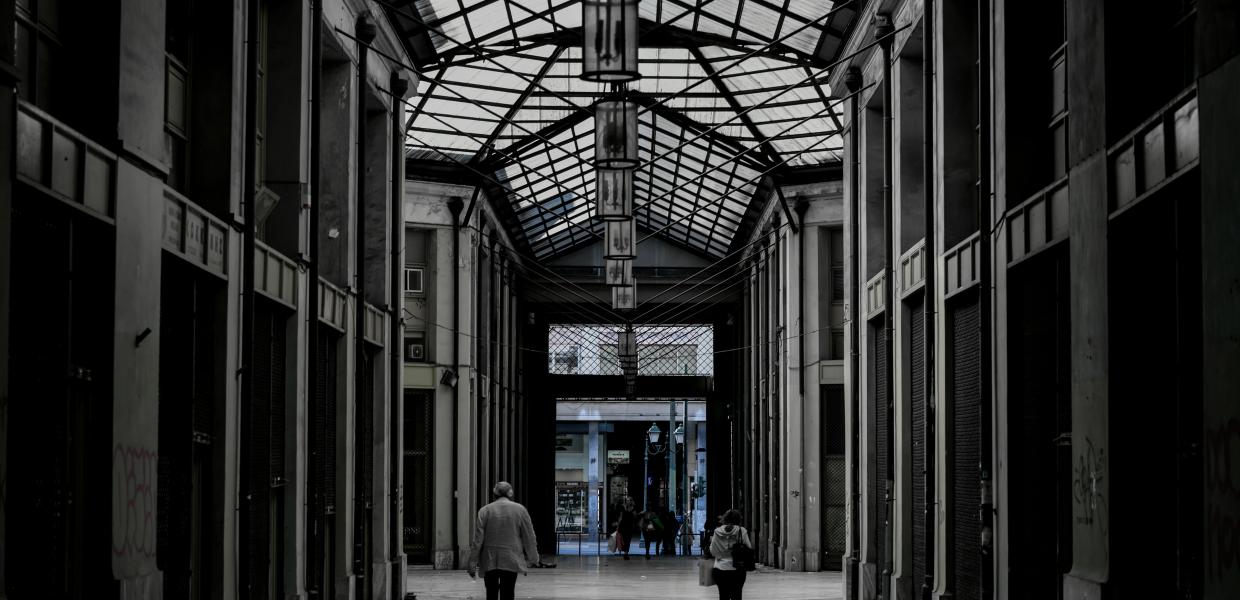 Άνθρωποι περπατούν σε στοά στο κέντρο της ΑΘήνας