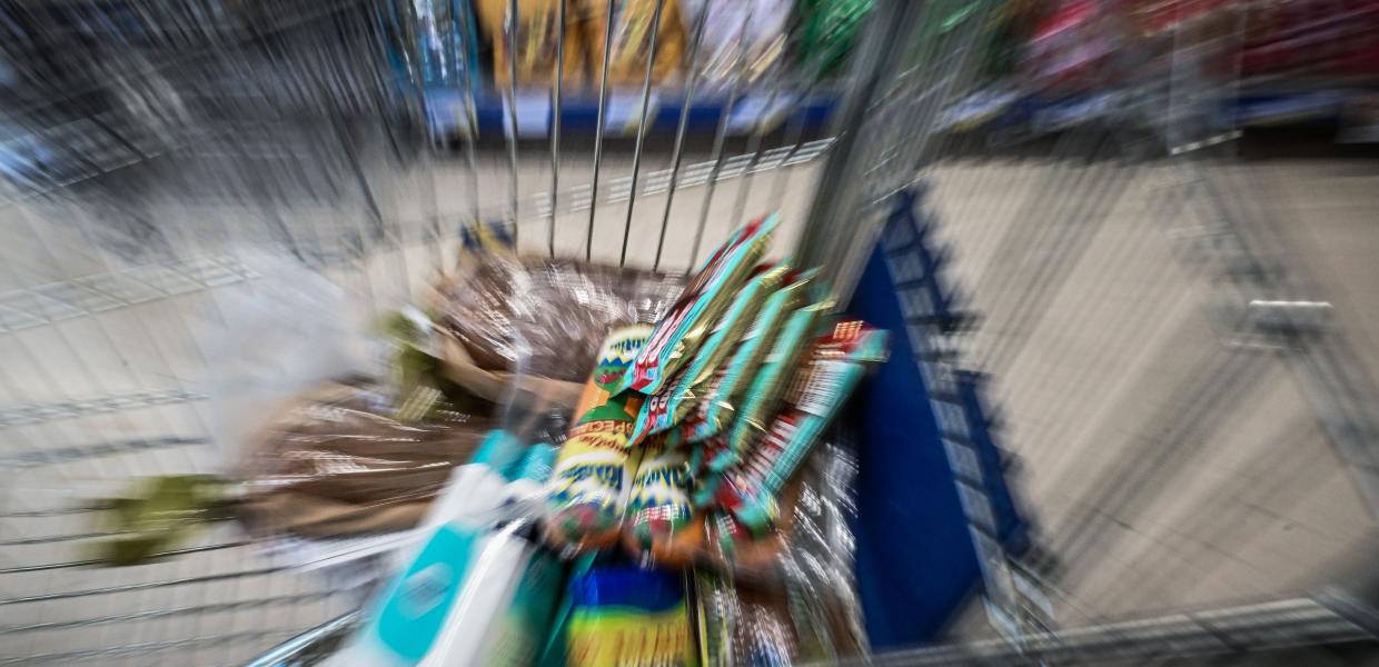 Καρότσι με προϊόντα σε σούπερ μάρκετ