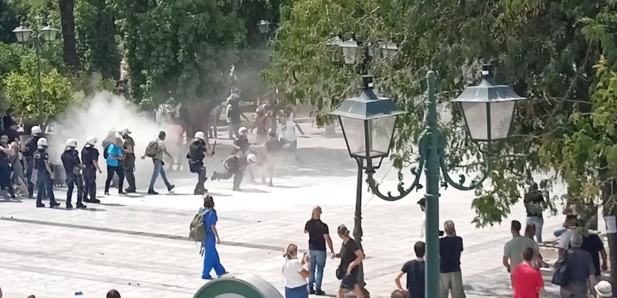 Επεισόδια στο Σύνταγμα μεταξύ ΜΑΤ και ακροδεξιών 