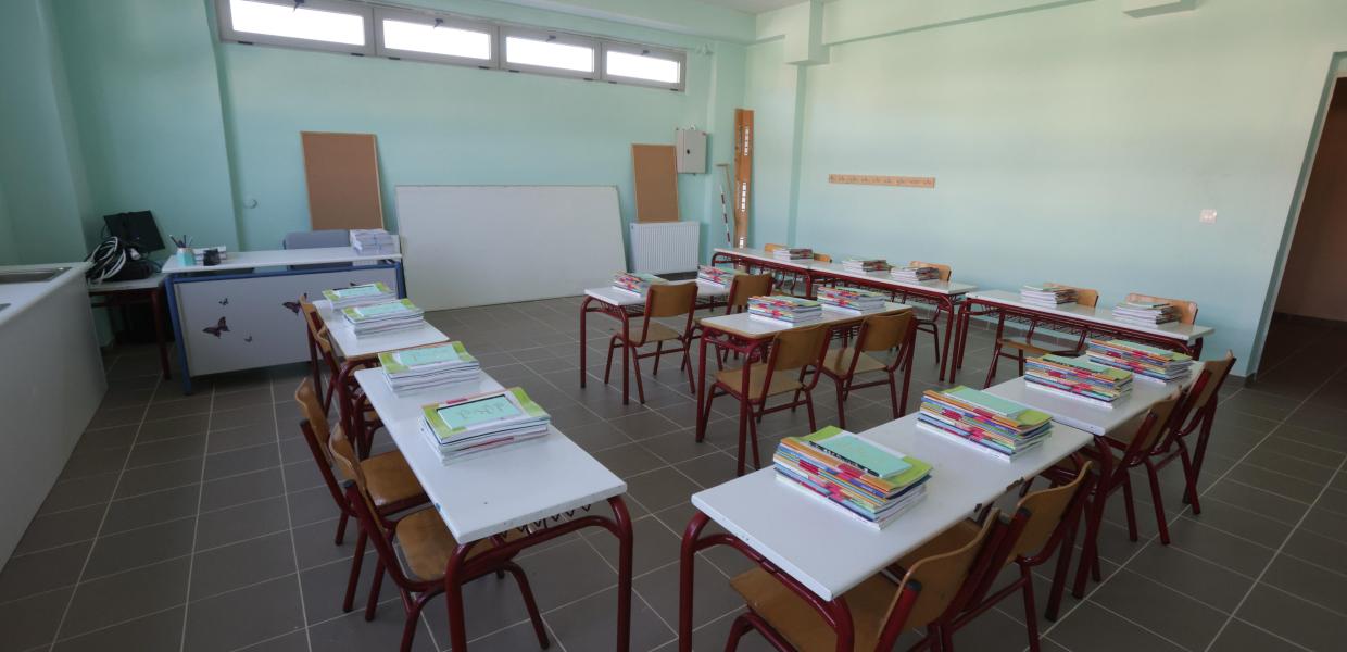 Θρανία με βιβλία σε τάξη σχολείου