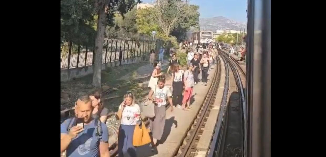 Επιβάτες περπατούν στις γραμμές τρένου μετά την φωτιά