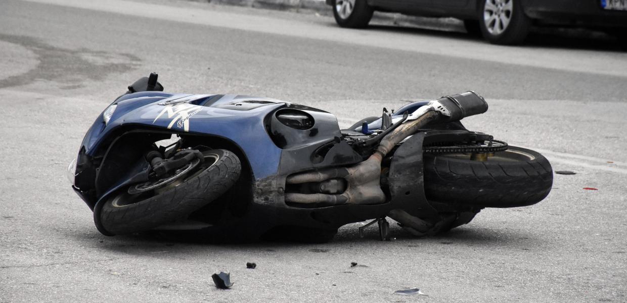 Μηχανή μεγάλου κυβισμού πεσμένη στην άσφαλτο μετά από τροχαίο