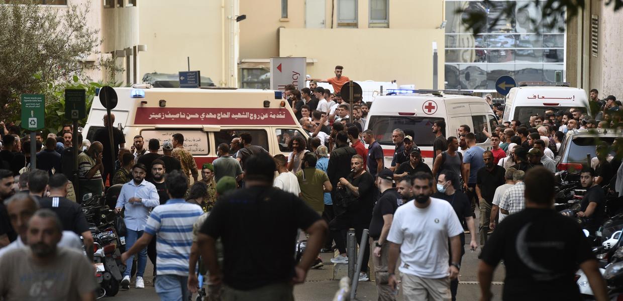 Ασθενοφόρο φτάνει σε νοσοκομείο στη Βηρυτό μετά από τις εκρήξεις των βομβητών, 18/09/2024