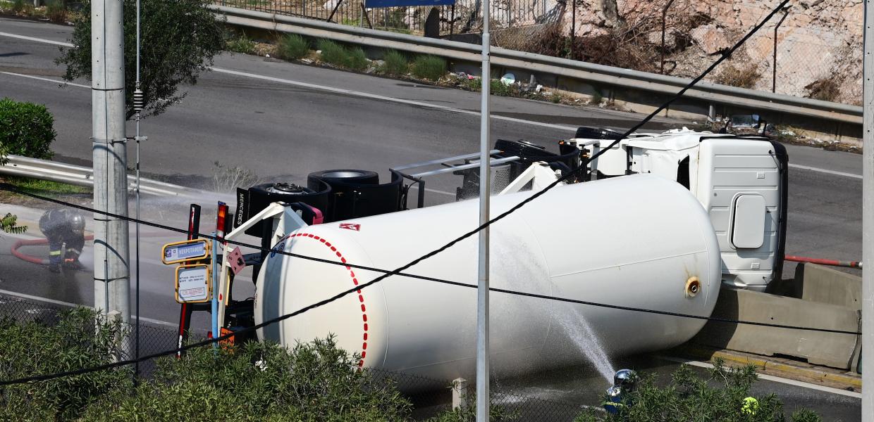 Τροχαίο ατύχημα με ανατροπή βυτιοφόρου στη λεωφόρο Σχιστού
