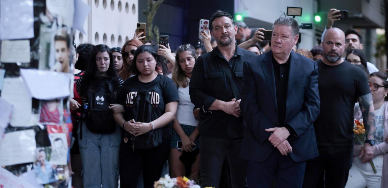 Ο πατέρας του Liam Payne διαβάζει αφιερώματα και φιλάει φωτογραφίες έξω από το ξενοδοχείο στην Αργεντινή όπου πέθανε ο αστέρας των One Direction