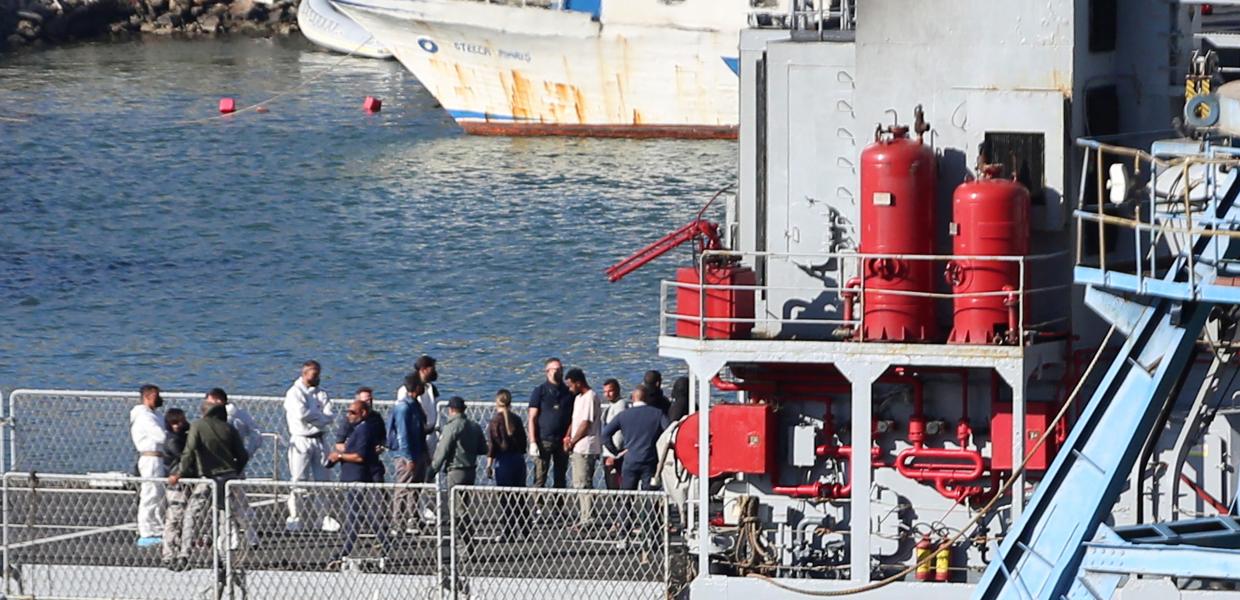Η ομάδα προσφύγων φτάνει σε σκάφος του ιταλικού πολεμικού ναυτικού στο Shengjin της Αλβανίας