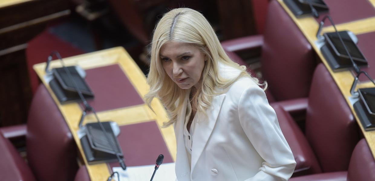 Η Φωτεινή Αραμπατζή στη Βουλή