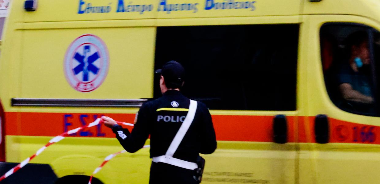 Ασθενοφόρο και αστυνομικός