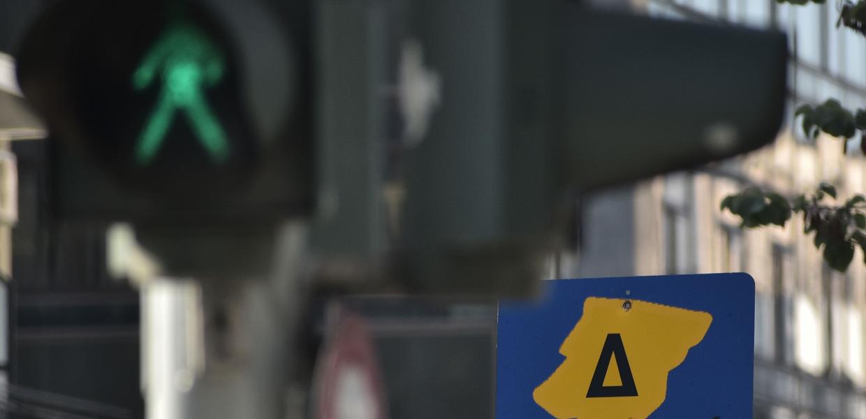 Φανάρι και πινακίδα με τον δακτύλιο