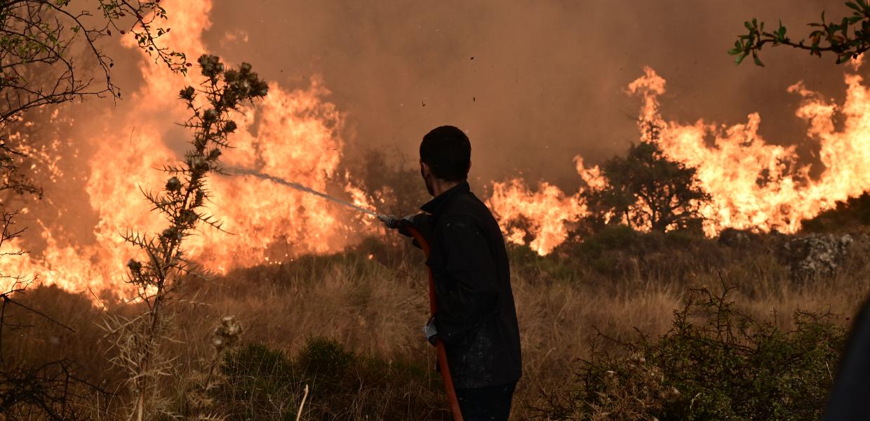 Άνθρωπος επιχειρεί στην φωτιά στο Ξυλόκαστρο