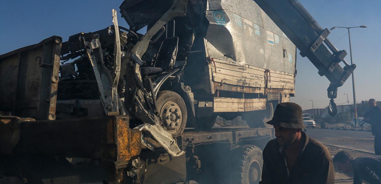 Κατεστραμμένο φορτηγό της UNRWA από ισραηλινό χτύπημα στη Γάζα 