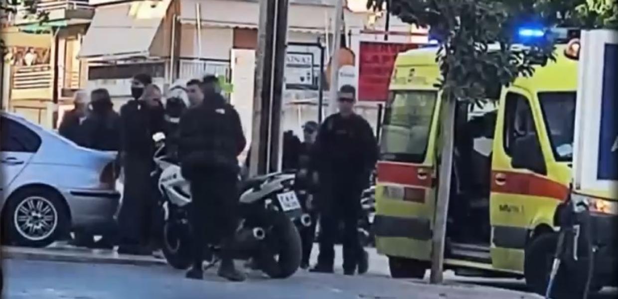 Αστυνομικοί και ασθενοφόρο στο σημείο της άγριας συμπλοκής στη Γλυφάδα