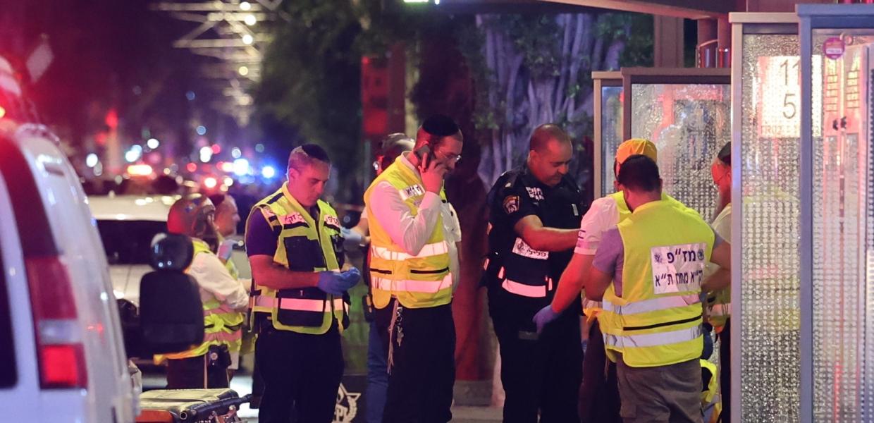 Αστυνομικοί και διασώστες στο σημείο της επίθεσης ενόπλων στο Ισραήλ