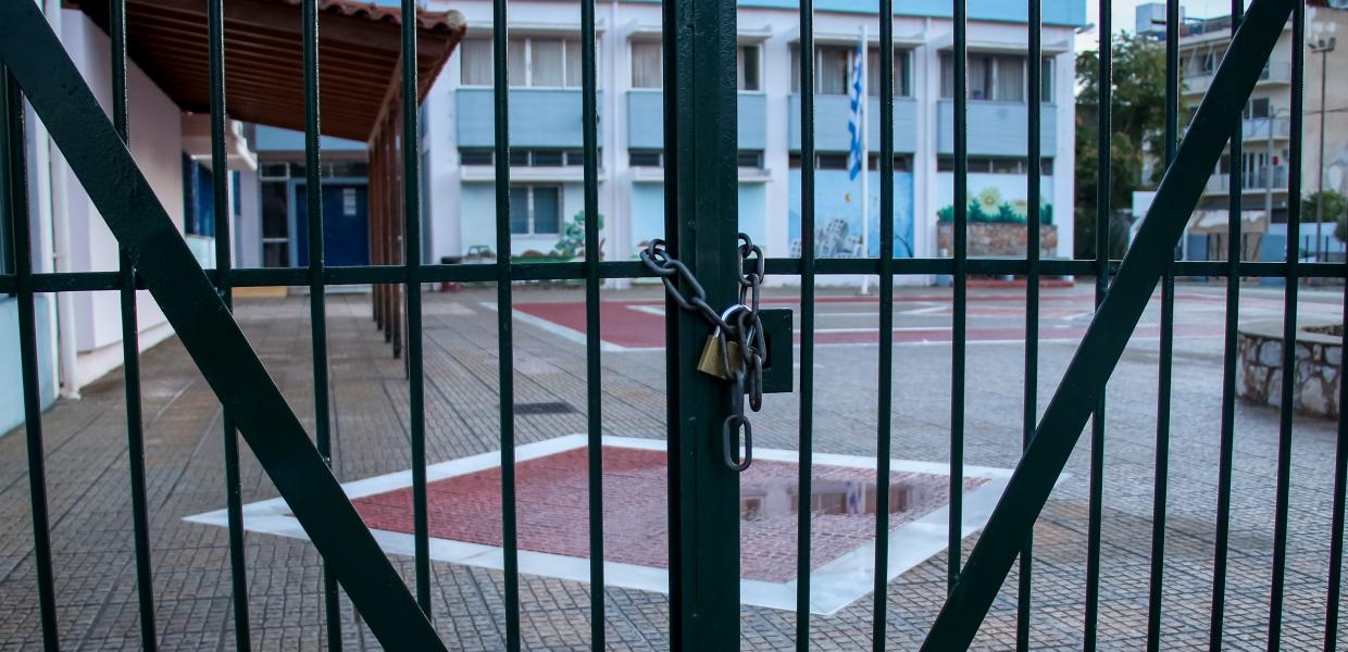 Καγκελόπορτα αυλής σχολείου με λουκέτο
